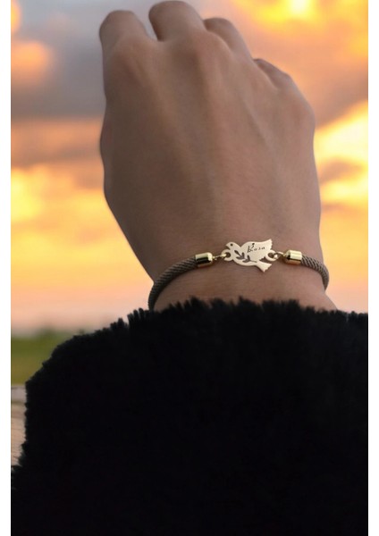 14 Ayar Altın Plakalı Özel Kuş Figürlü, Kahverengi Örgülü Detayıyla Isimli Bileklik, Kişiye Özel Anlamı ile Gençlere Anlamlı Bir Hediye! fiyatları