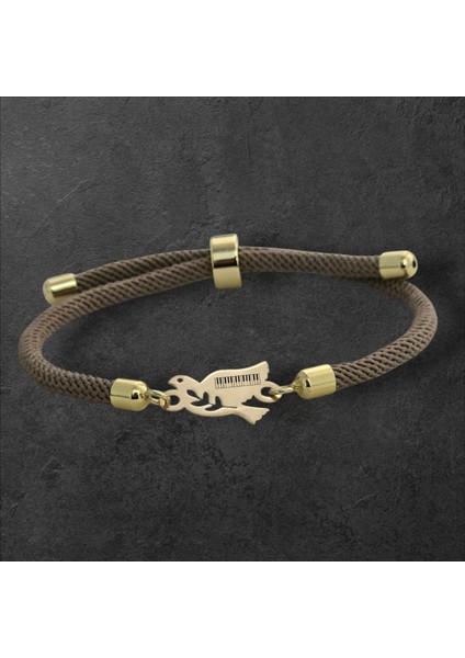 Altın Plakalı 14 Ayar Zarif Kuş Figürlü, Kahverengi Örgülü Detayıyla Semboller Bilekliği, Değişik Semboller ve Şık Tasarımıyla Gençlere Özel Muazzam Bir Hediye!