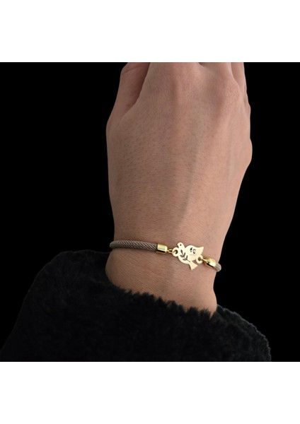14 Ayar Plakalı Altın Zarif Kuş Figürlü, Kahverengi Örgülü Detayıyla Semboller Bilekliği, Değişik Semboller ve Şık Tasarımıyla Gençlere Özel Muazzam Bir Hediye! fiyatları