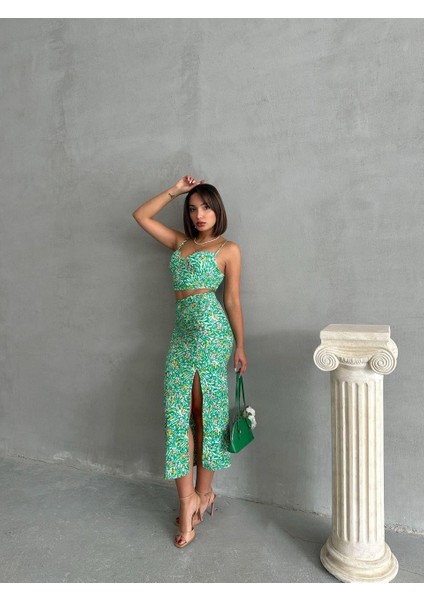 Renkli Desenli Yeşil Kalp Yaka Crop ve Yırtmaçlı Midi Etek Takım modelleri