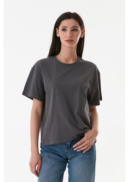 Kalp Nakışlı Bisiklet Yaka Tişört