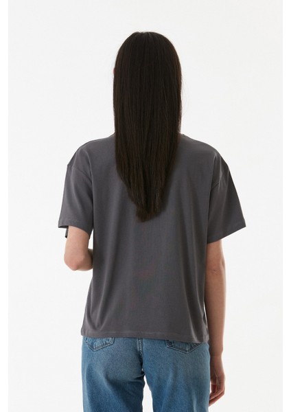 Kalp Nakışlı Bisiklet Yaka Tişört fırsatları