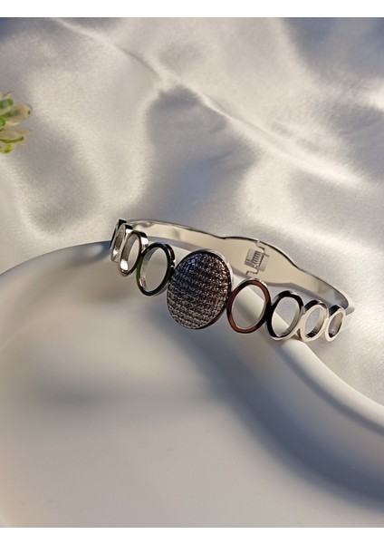 Oval Detaylı Çelik Kelepçe Bileklik