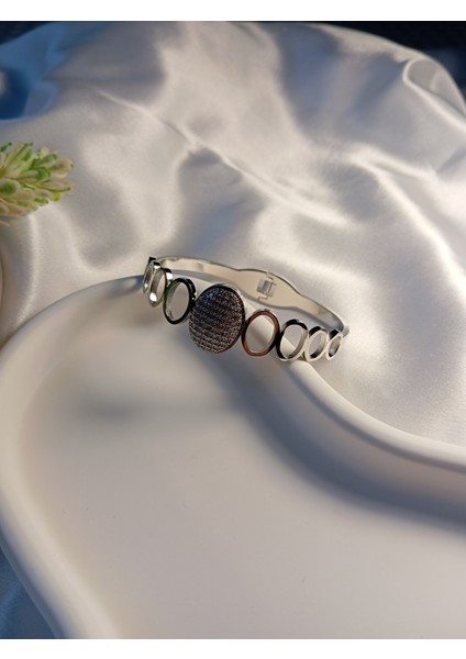 Oval Detaylı Çelik Kelepçe Bileklik modelleri