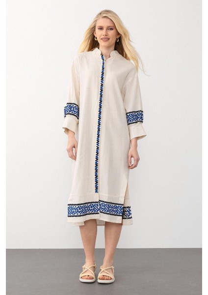 Yandan Yırtmaçlı Nakışlı Poplin Elbise Bej-Saks 9291-E