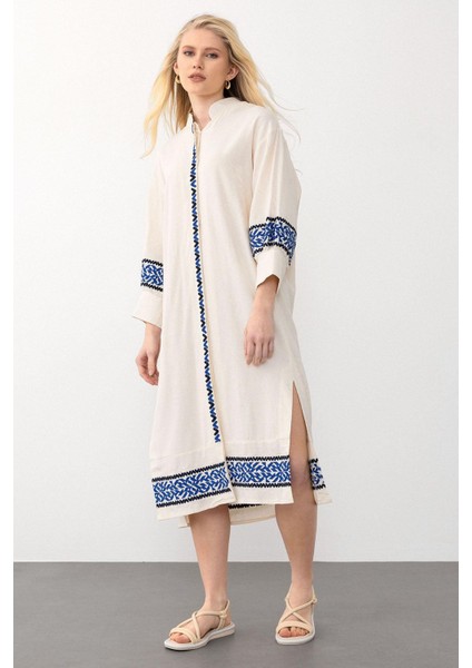 Yandan Yırtmaçlı Nakışlı Poplin Elbise Bej-Saks 9291-E