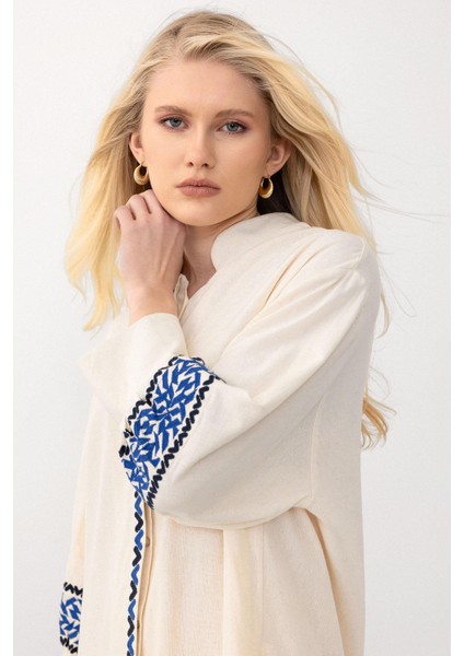 Yandan Yırtmaçlı Nakışlı Poplin Elbise Bej-Saks 9291-E