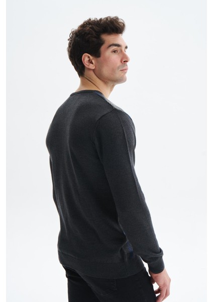 Erkek Slim Fit Likralı Akrilik Kumaş V Yaka Kareli Kazak K0KRO0860