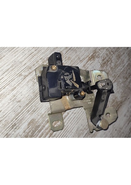 4 Bagaj Kapağı Kilit Motoru 1J9827425D fiyatları