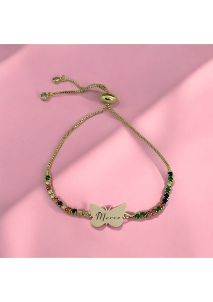 Kelebek Figürlü 14 Ayar Altın Plakalı İsim Desenli Renkli Taşlı Bileklik