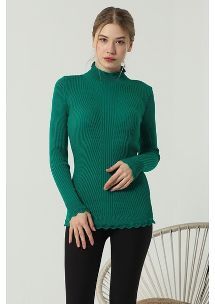 Kadın Yeşil Kol ve Yaka Ucu Dantel Fırfır Detay Yarım Balıkçı Triko Kazak