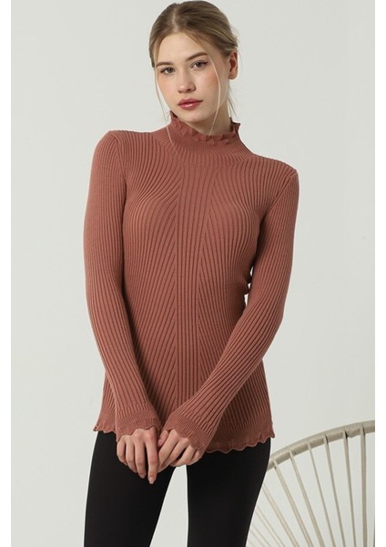 Kadın Gül Kurusu Kol ve Yaka Ucu Dantel Fırfır Detay Yarım Balıkçı Triko Kazak