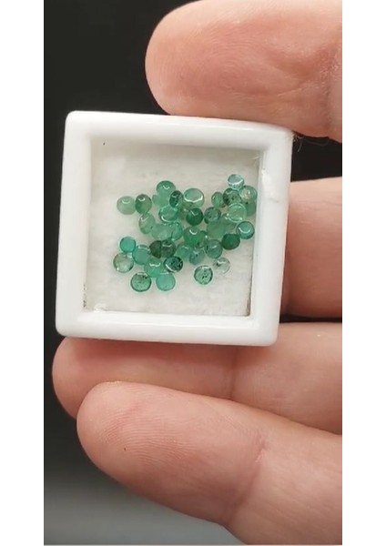 2.75 Ct 2.5 To 3.1 mm Round Cab. Natural Emerald
