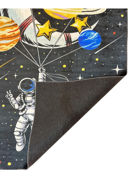 Çocuk Odası Halısı Astronot Uzak Desenli Siyah Dijital Baskı Kaymaz Makinede Yıkanabilir Oyun Halı