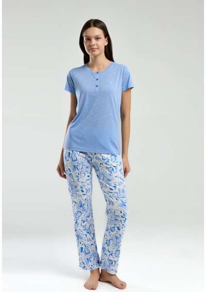 Yazlık Açık Mavi Pijama Takım, Düğmeli Yaka, Kısakol, Cepli ve Baskılı modelleri