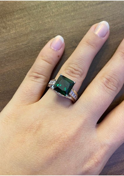 Kadın Zümrüt Taş Detay Gösterişli Gümüş Yüzük modelleri