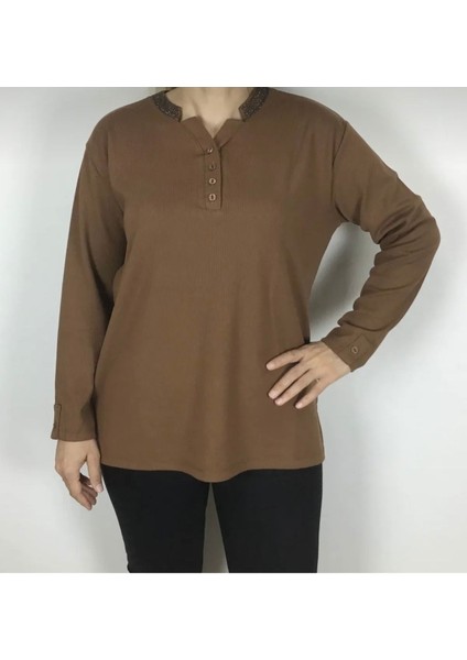 Yakası Taşlı ve Düğmeli Spor Anne Bluz