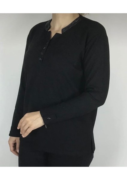 Yakası Taşlı ve Düğmeli Spor Anne Bluz