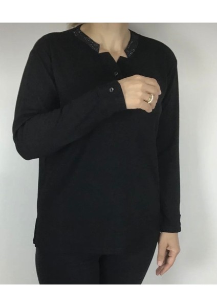 Yakası Taşlı ve Düğmeli Spor Anne Bluz