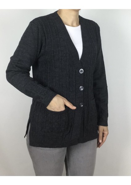 Önü Düğmeli Cepli Yünlü Kısa Anne Hırka