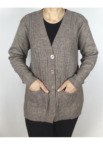 Önü Düğmeli Cepli Yünlü Kısa Anne Hırka