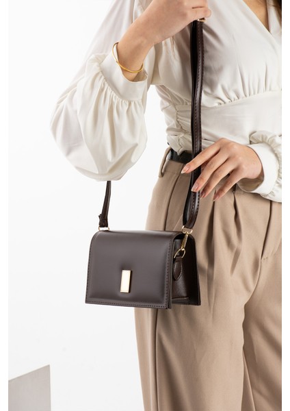 Kadın Şık Gold Tokalı Tasarım Zamansız Görünümlü Ayarlanabilir Çapraz Askılı Kullanışlı Çanta