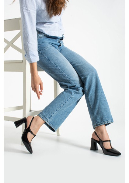 Nunes Kadın Siyah Rugan Sandalet