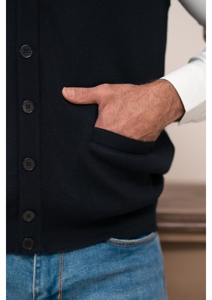 Regular Fit Ön Cepli Kolsuz Erkek Triko Yelek fırsatları