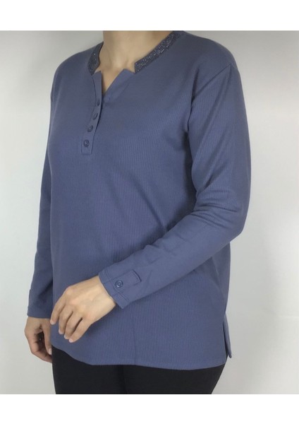 Yakası Taşlı ve Düğmeli Spor Anne Bluz