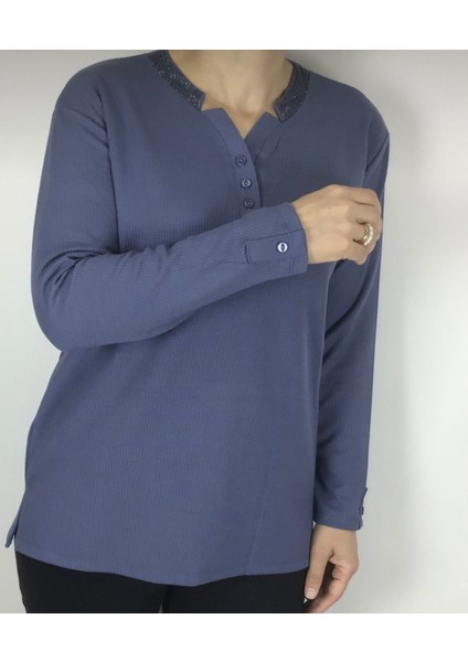 Yakası Taşlı ve Düğmeli Spor Anne Bluz