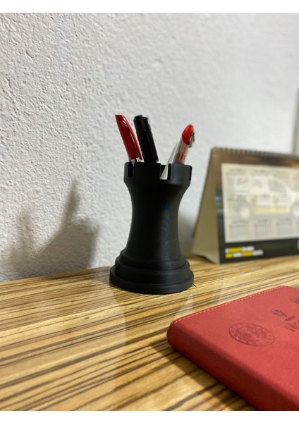 Satranç Kulesi Şeklinde 3D Baskı Kalemlik – Şık ve Fonksiyonel Masa Üstü Düzenleyici