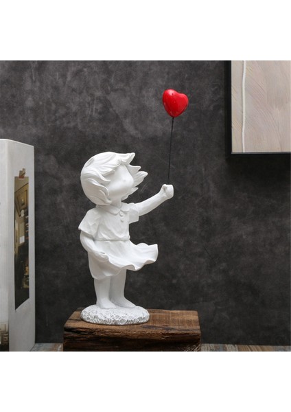 Kız Balon Süsü Tutarak, Barış, Savaş Karşıtı ve Aşk Süsü, B (Yurt Dışından) fırsatları