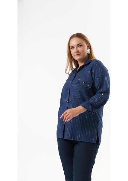 Büyük Beden Kadın Taş Detaylı Ön Cepli Yandan Yırtmaçlı Indigo Gömlek – Şık ve Modern