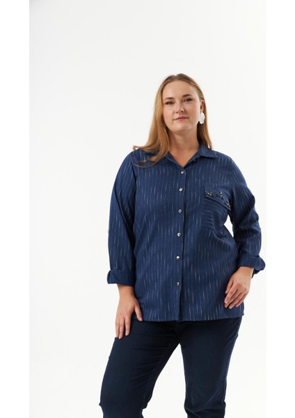 Büyük Beden Kadın Taş Detaylı Ön Cepli Yandan Yırtmaçlı Indigo Gömlek – Şık ve Modern fiyatları