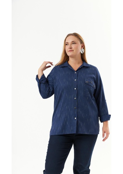 Büyük Beden Kadın Taş Detaylı Ön Cepli Yandan Yırtmaçlı Indigo Gömlek – Şık ve Modern modelleri