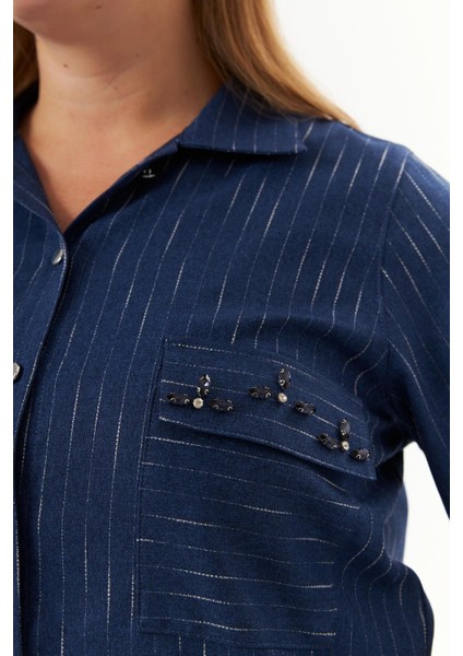 Büyük Beden Kadın Taş Detaylı Ön Cepli Yandan Yırtmaçlı Indigo Gömlek – Şık ve Modern indirimleri