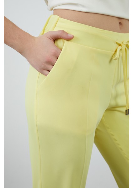 Bel Bağcık Detaylı Sarı Pantolon