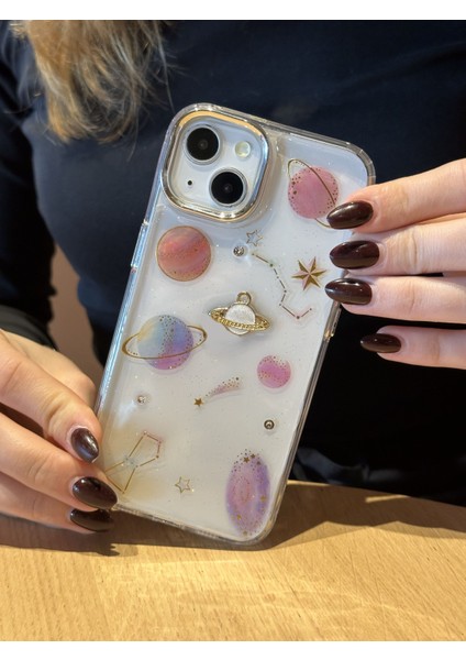 Apple iPhone 13 ve 14 Uyumlu Gezegen Uzay Astroloji Figürlü Simli Şeffaf Kılıf