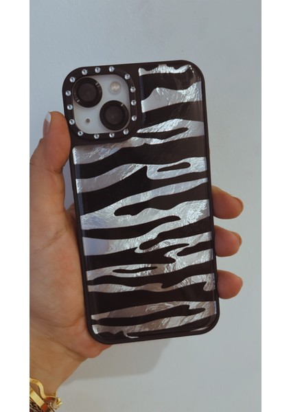 Iphone 13/14 Uyumlu Kamera Çevresi Taşlı Parlak Zebra Desen Sert Slikon Telefon Kılıfı