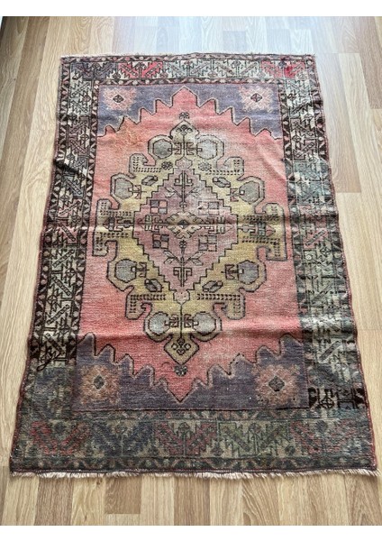 106 x 162 cm Küçük Vintage Türk Kilim, Benzersiz Motifli El Dokuma Yün Halı, Retro Tarzı Ev Dekoru