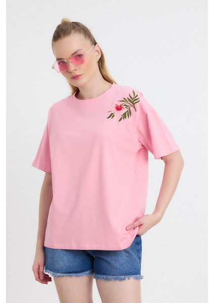 2150-21 Çiçek Nakışlı Tişört Pembe