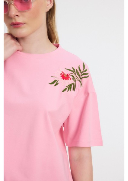 2150-21 Çiçek Nakışlı Tişört Pembe fırsatları