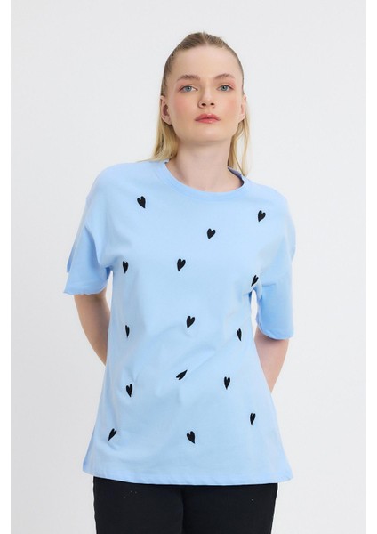 2150-11 Kalp Nakışlı Bisiklet Yaka Tişört Mavi