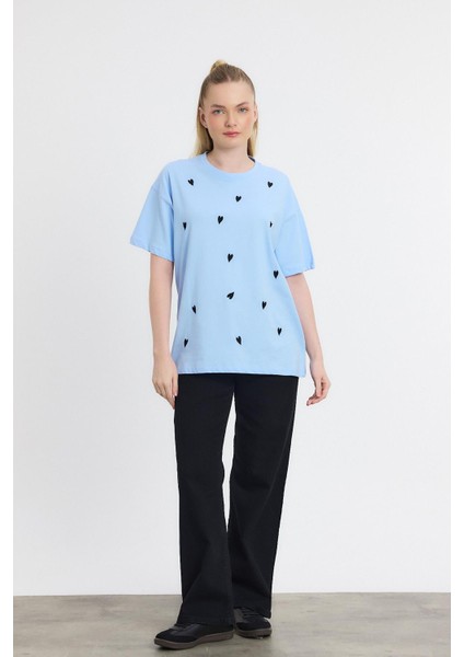 2150-11 Kalp Nakışlı Bisiklet Yaka Tişört Mavi fiyatları