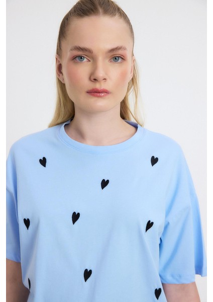 2150-11 Kalp Nakışlı Bisiklet Yaka Tişört Mavi fırsatları