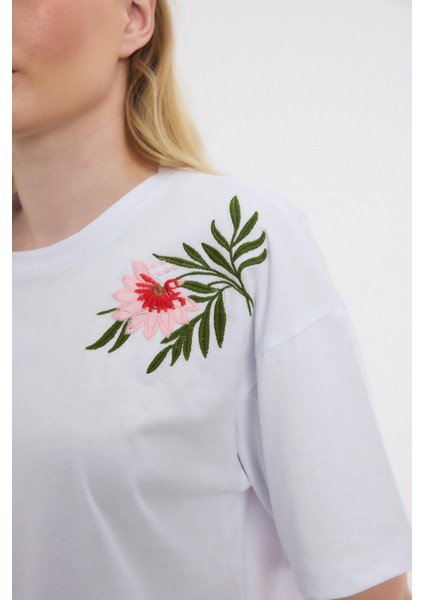 2150-21 Çiçek Nakışlı Tişört Beyaz fırsatları