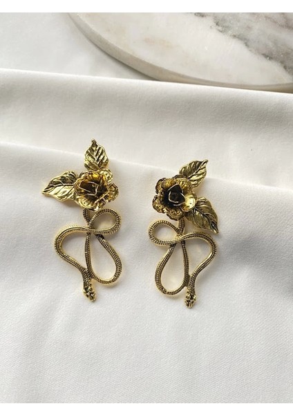 Güllü ve Yıllanlı Tasarım Küpe