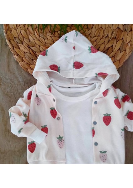 Kız Bebek %100 Pamuk Çilekli Kapüşonlu Battaniyeli Bebek Takımı Yenidoğan 0-3 Aylık BBK1066