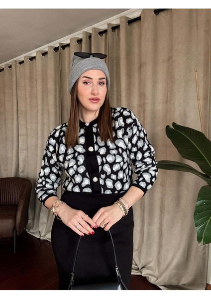 Leopar Desenli Şıklık: Siyah Triko Hırka