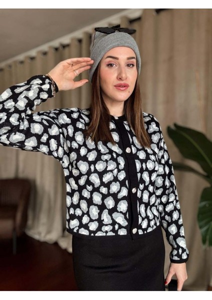 Leopar Desenli Şıklık: Siyah Triko Hırka